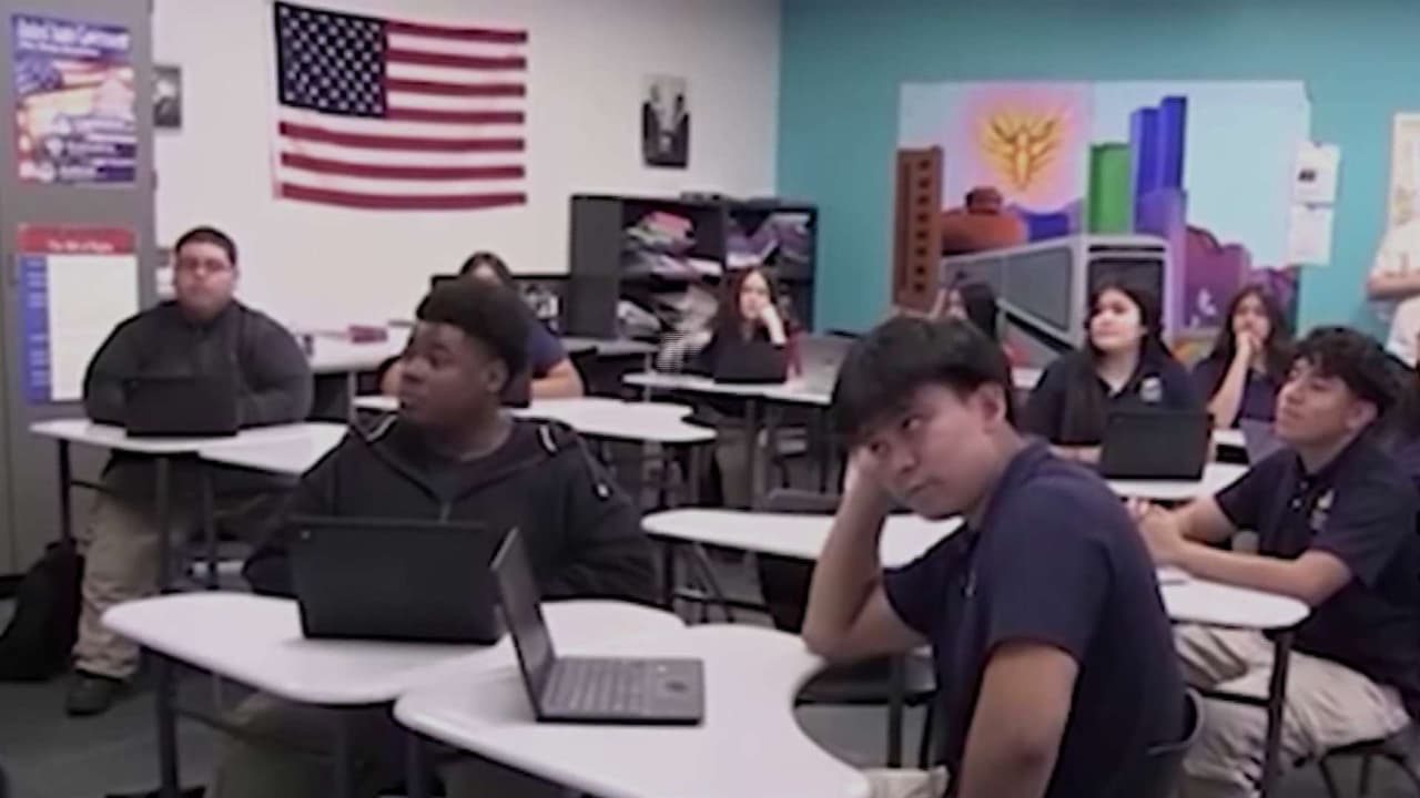 Republicanos chocan por vouchers y diversidad en debate educativo de Arizona