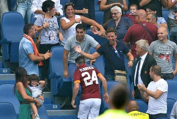 En su trayecto por las gradas la afición se acercaba a el delantero para festejar la segunda anotación.