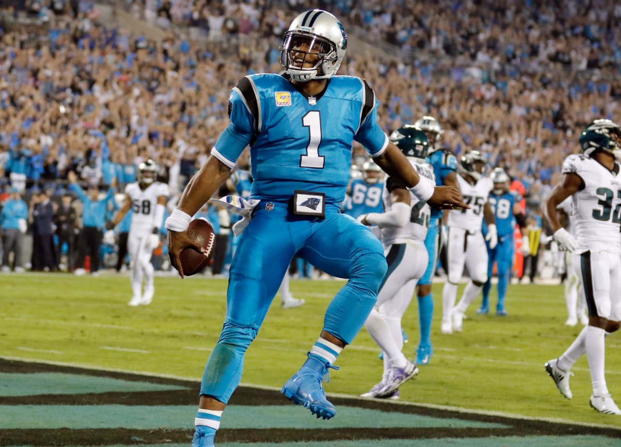 Cam Newton tuvo una noche de claroscuros pues, aunque anotó el primer touchdown del evento con un acarreo de 16 yardas con gran finta incluida, acabó dando un mal juego con tres balones regalados.