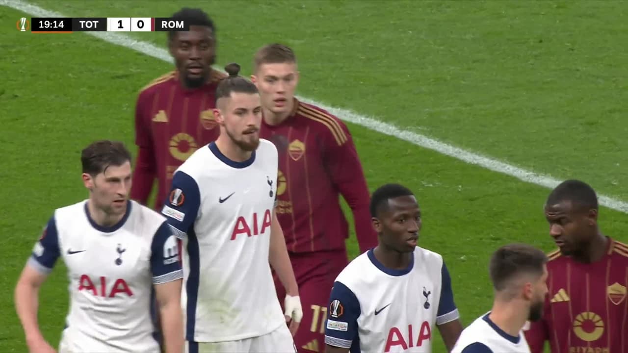 ¡GOL!  anota para AS Roma. Evan Ndicka