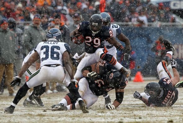 El corredor de los Bears Chester Taylor #29 evadiendo las tackleadas para correr la bola durante el segundo cuarto.