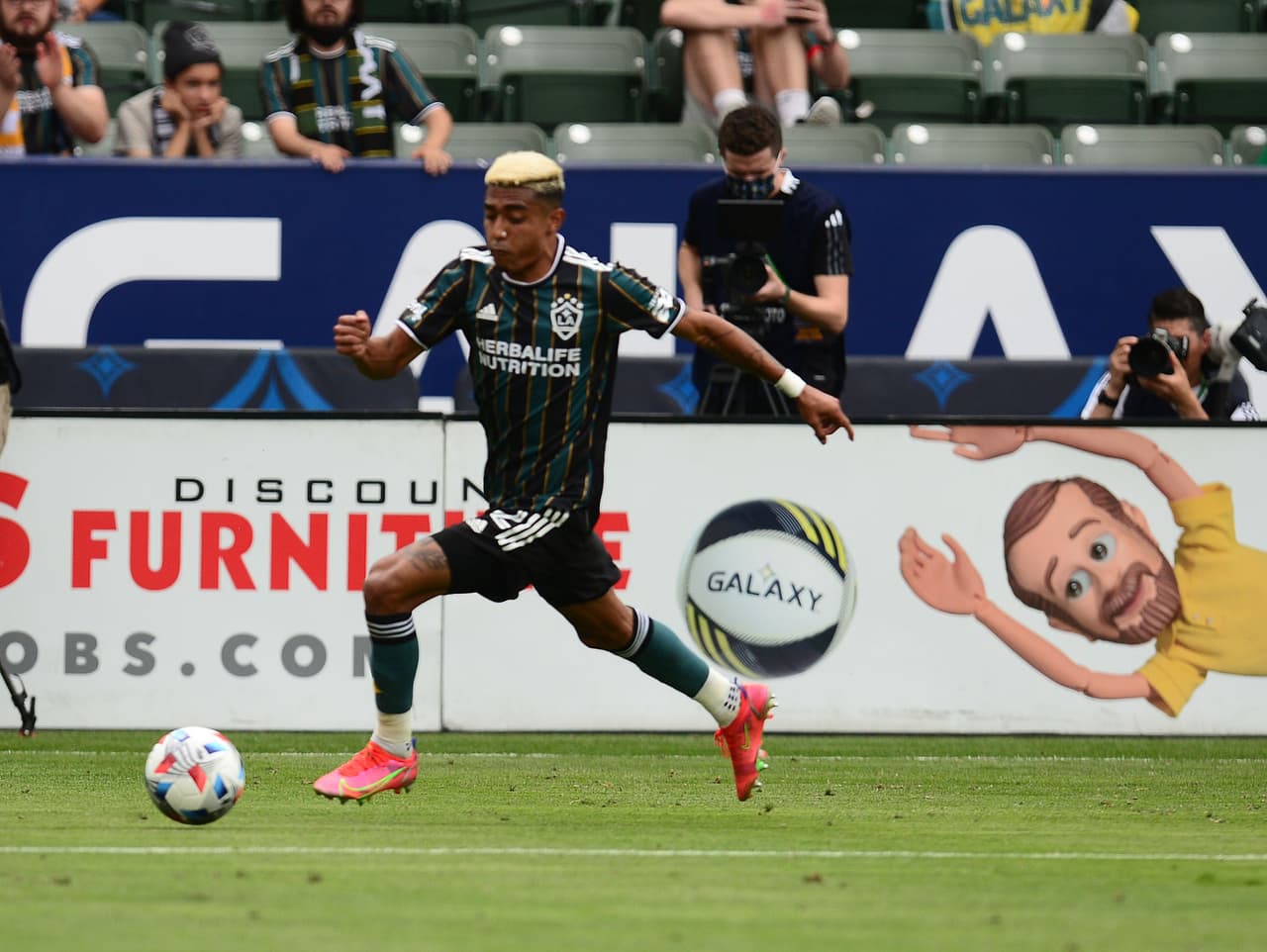 Levantando su nivel en el carril derecho de LA Galaxy, el último defensor es Julian Araujo.
<br>