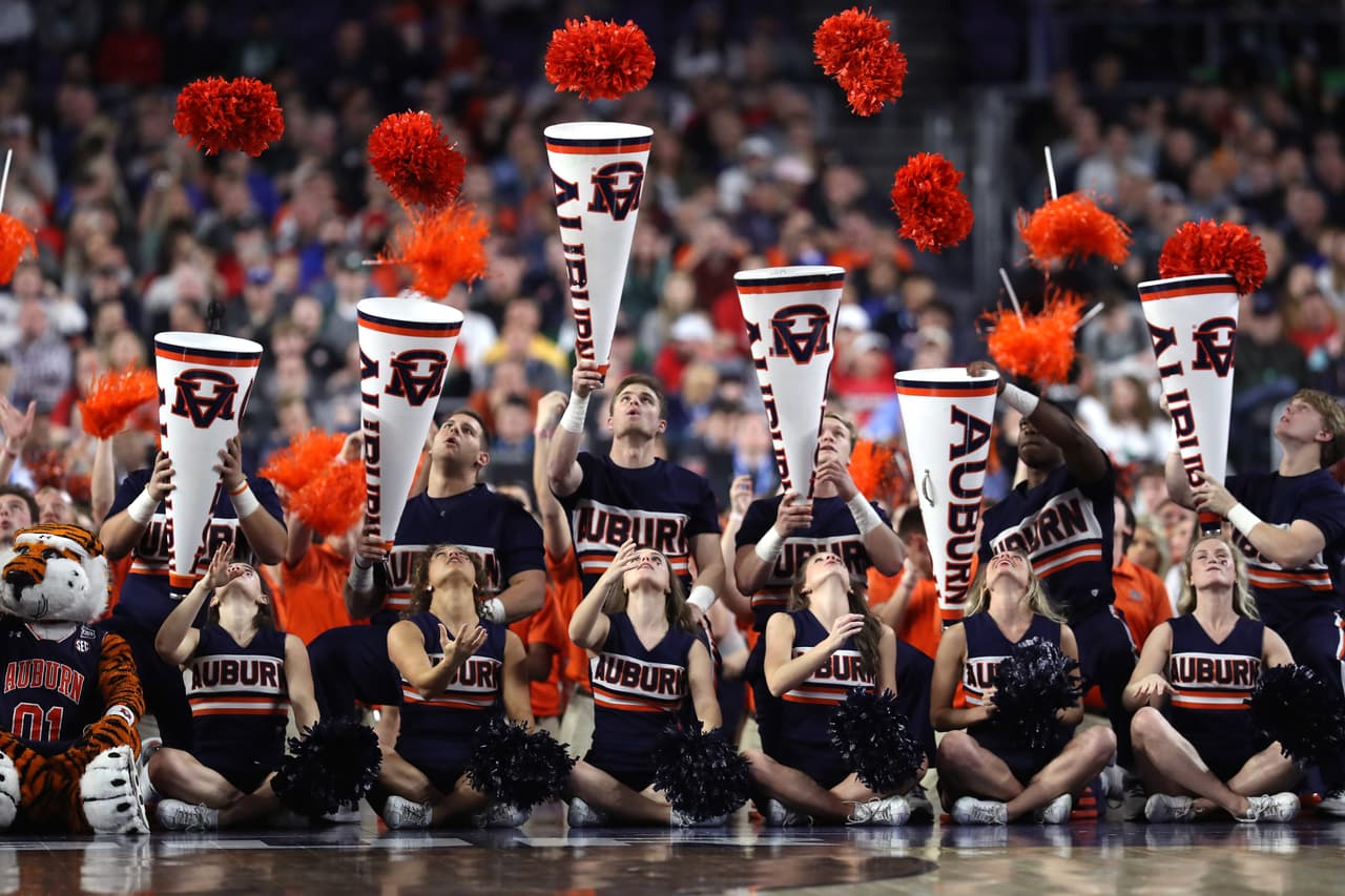 El color y la fiesta son protagonistas en la definición del básquetbol universitario de la NCAA, que tuvo de nuevo a los hinchas y a las porristas como los ejemplos de la alegría fuera de la competencia.