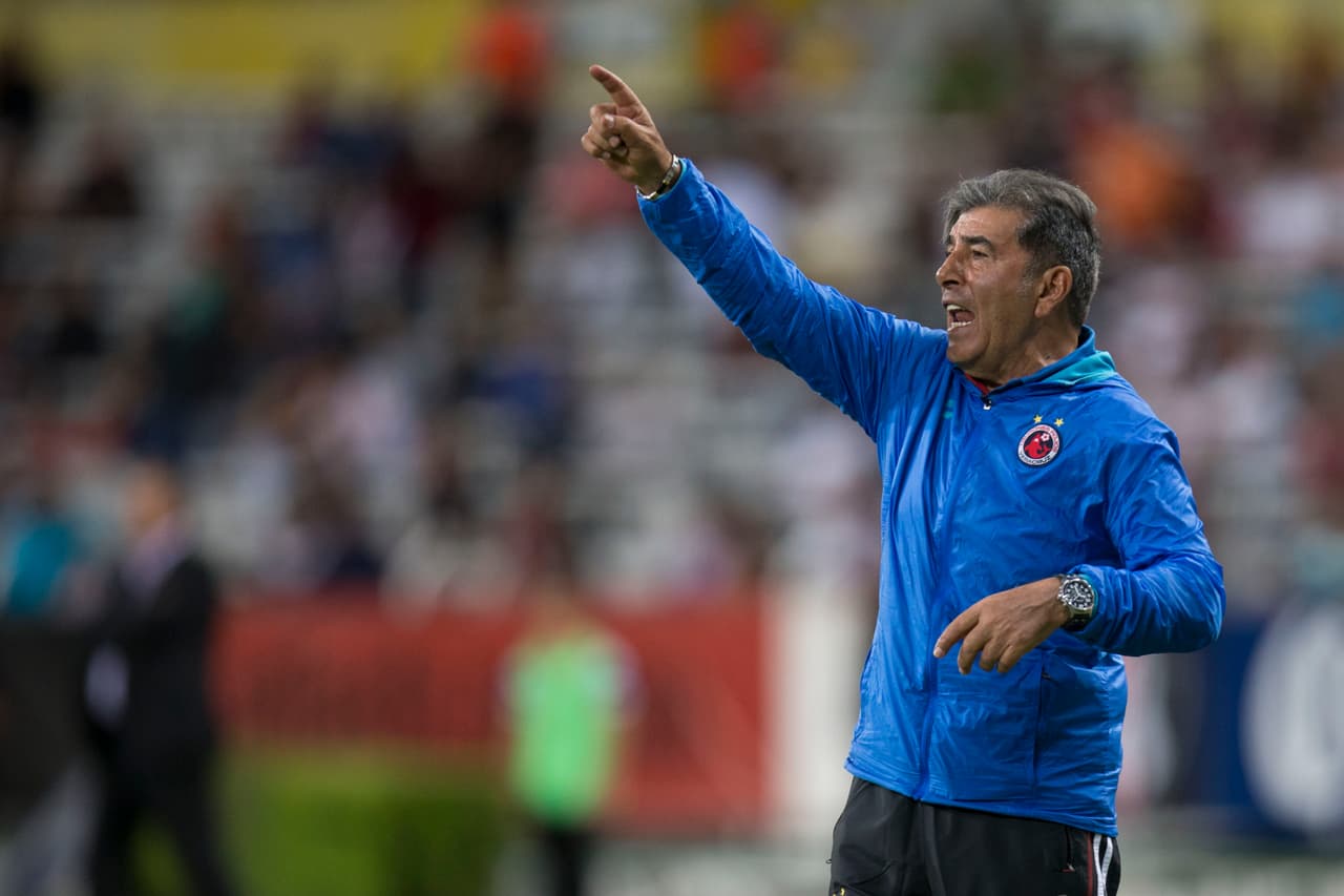 GUADALAJARA, MEXICO - FEBRUARY 28: Carlos Reinoso of Veracruz gives instructions to his players during a match between Atlas and Veracruz as part of 8th round Clausura 2015 Liga MX at Jalisco Stadium on February 28, 2015 in Guadalajara, Mexico. (Photo by Refugio Ruiz/LatinContent/Getty Images)
