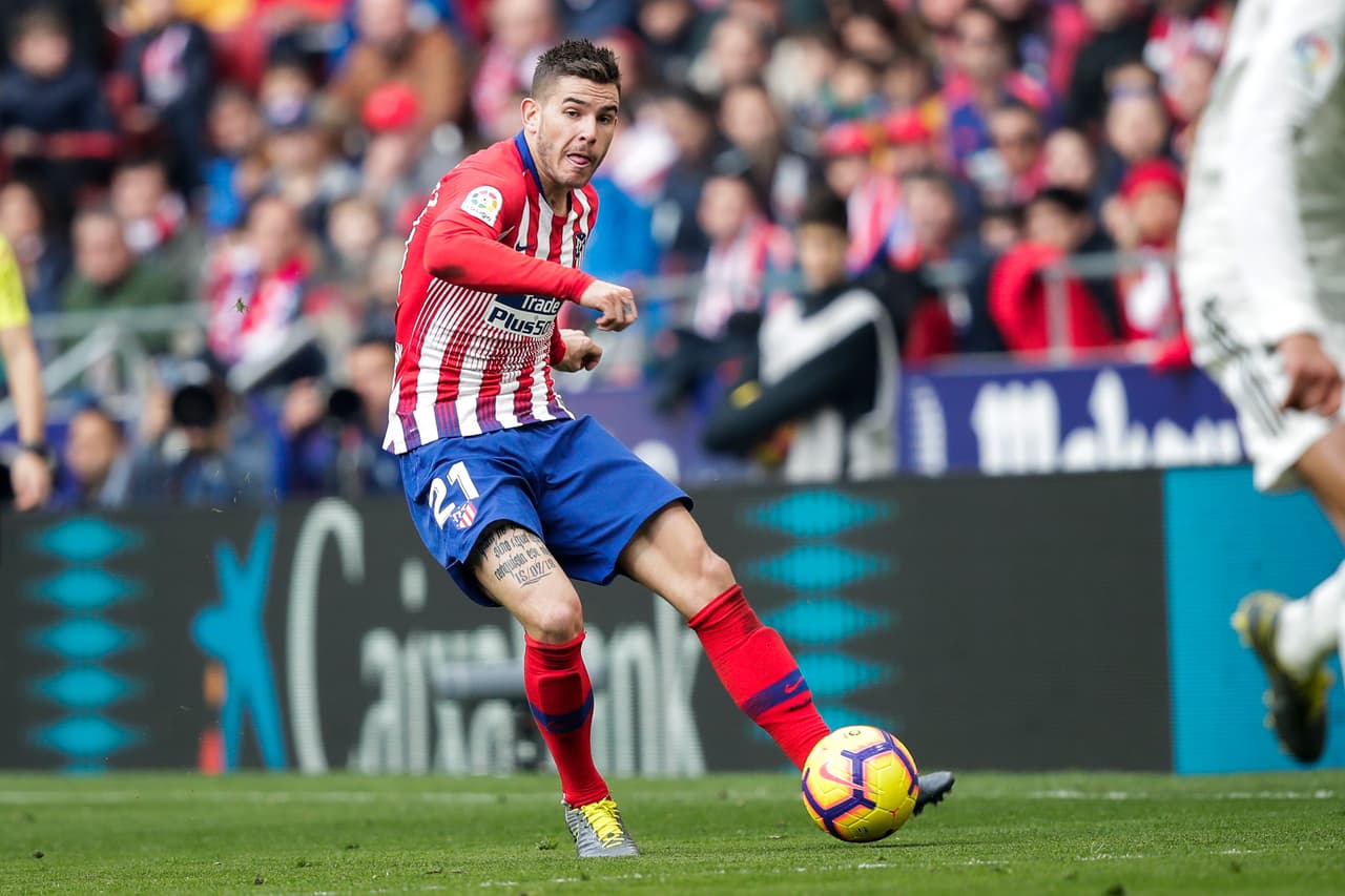 Para la banda izquierda Zidane habría pensado en Lucas Hernández, quien juega para el Atlético de Madrid y ya sonó en el pasado mercado para ir al Bayern Múnich.