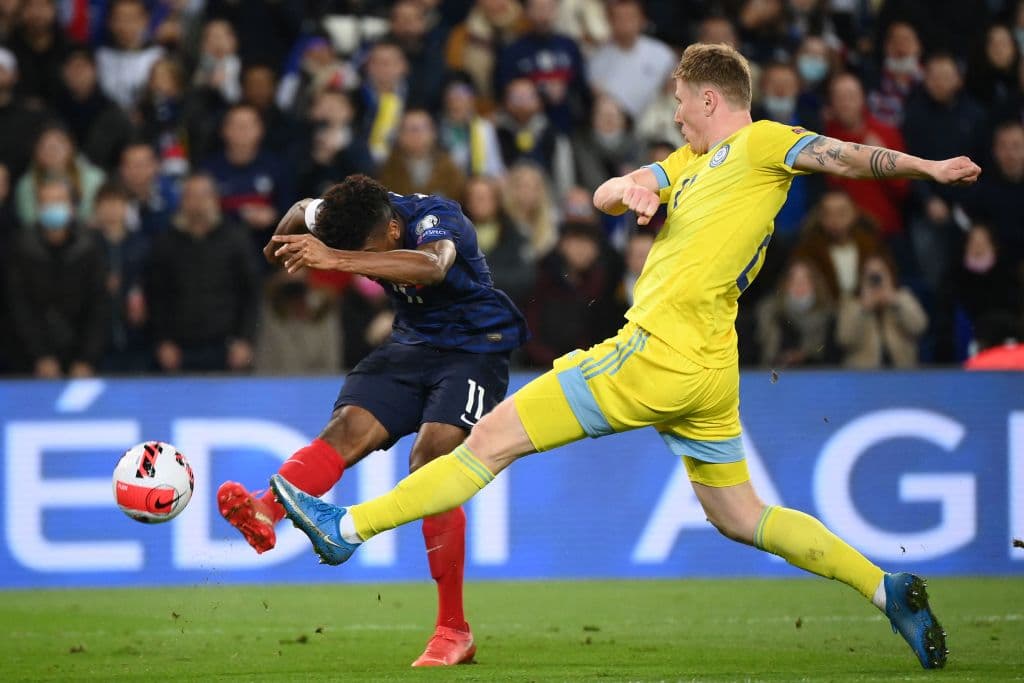 Kylian Mbappé se luce con cuatro goles en la goleada 8-0 de Francia sobre Kazajistán.