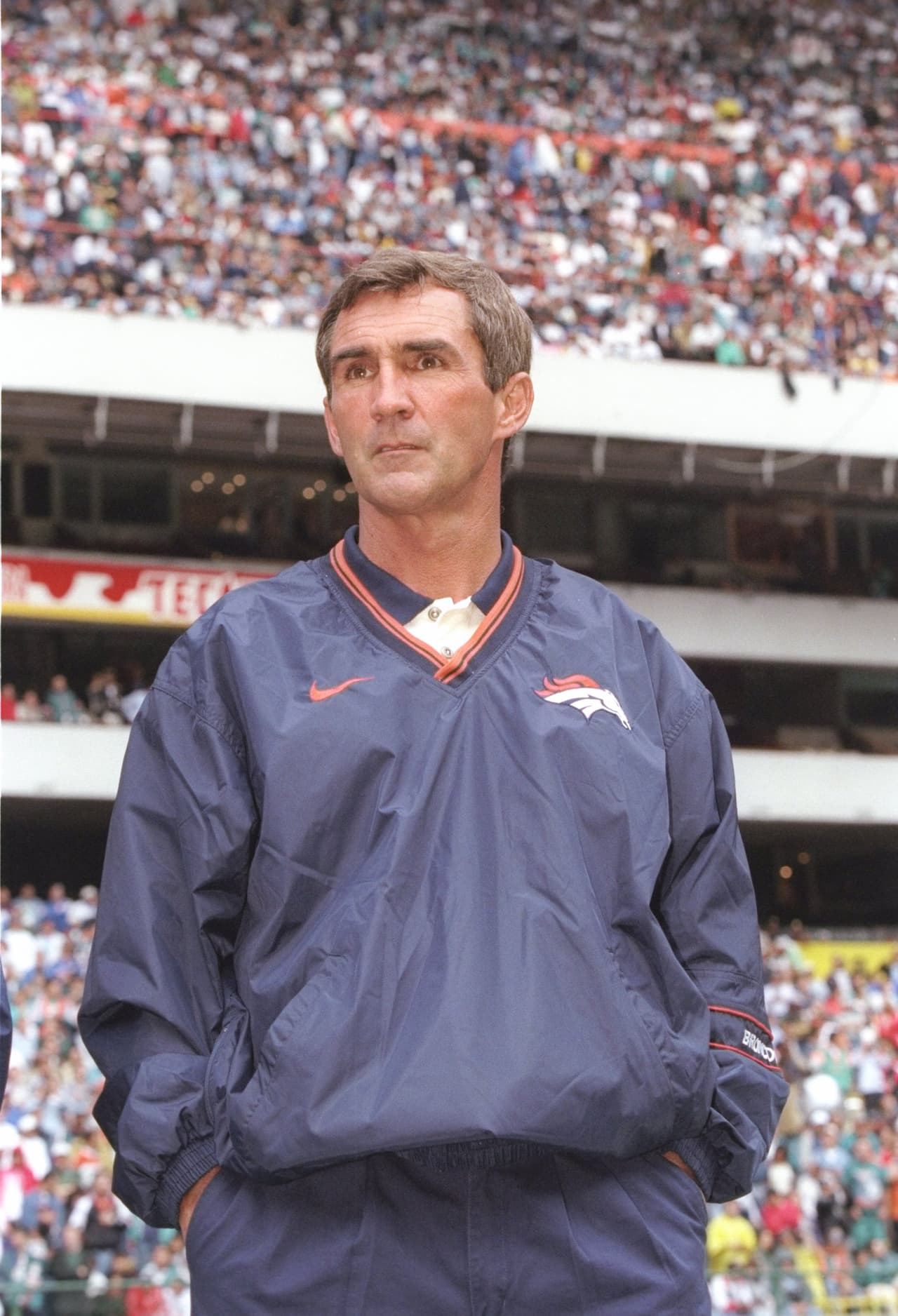Mike Shanahan, entrenador en jefe de Denver Broncos, observa a sus jugadores en el American Bowl 1997 contra Miami Dolphins en el entonces llamado ‘Estadio Guillermo Cañedo’ en la Ciudad de México.