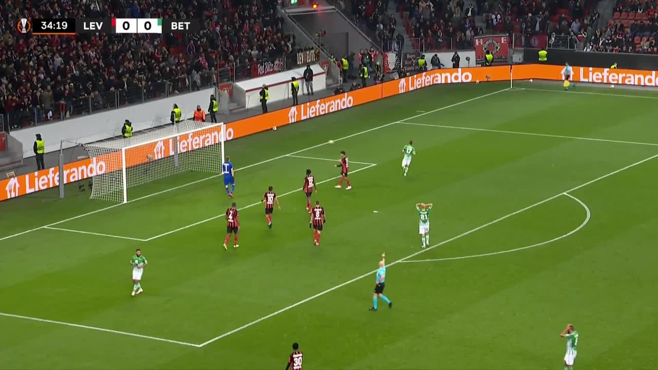 ¡TIRO ATAJADO! disparo por Nabil Fekir.