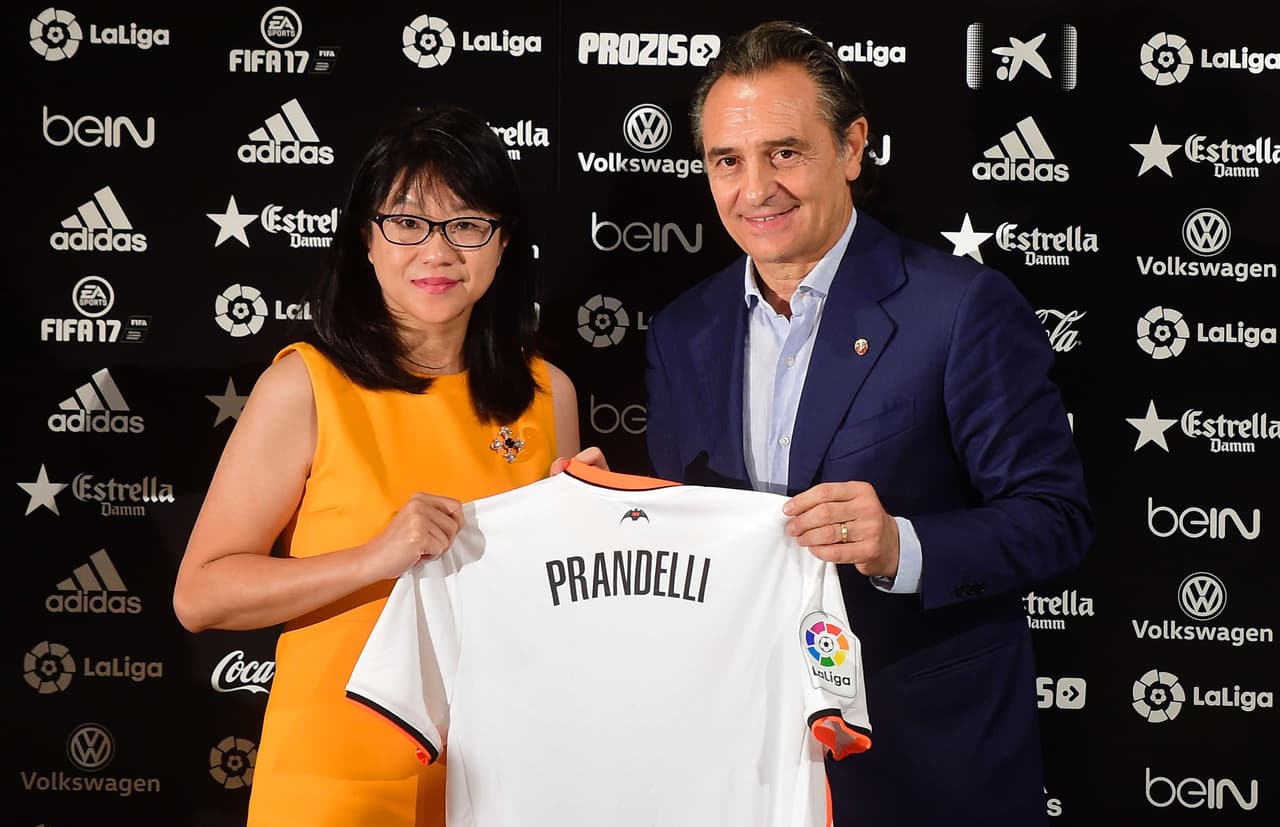 En España con el Valencia, el italiano Cesare Prandelli tomó una papa muy caliente: el equipo estaba en puestos de descenso y la afición está peleada a muerte con el dueño, Peter Lim.