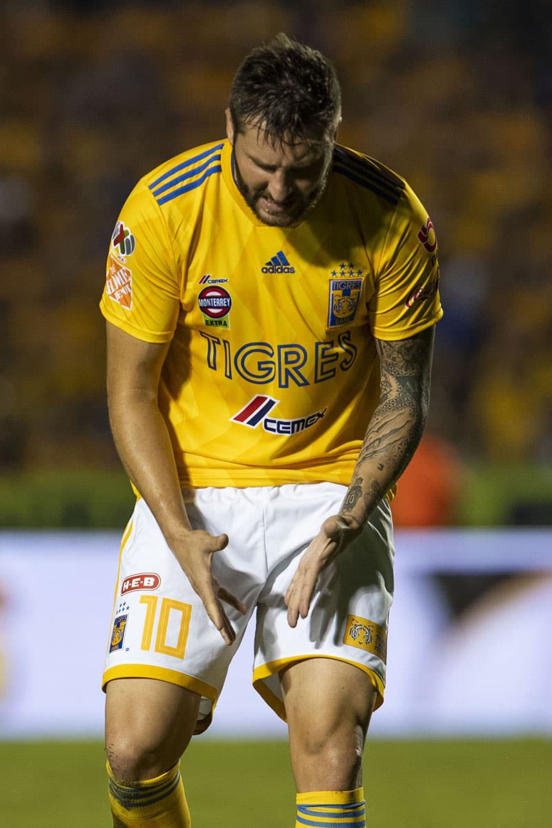 El delantero francés André Pierre-Gignac tampoco tuvo una noche afortunada.