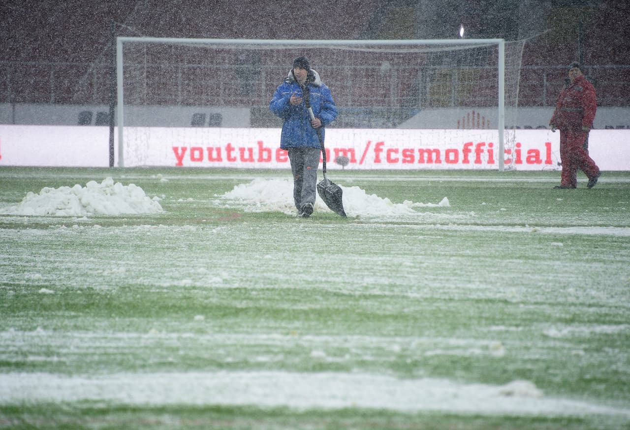 A la afición del Spartak de Moscú poco le importa el frio extremo que se vive en el campo en cada invierno y siempre acompañan a su equipo.