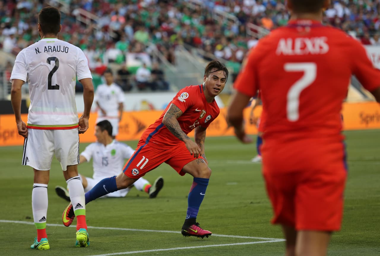 Justo antes de finalizar el primer tiempo, la noche comenzó a caer sobre el Tri con el 2-0 que puso Eduardo Vargas, quien le ganó la posición a la defensa y definió de pierna izquierda.