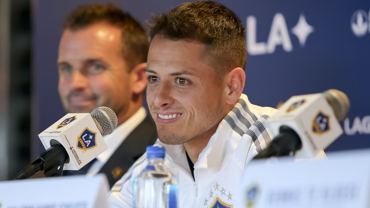 Chicharito compara su sueldo al de personal médico: "No ganan nada"