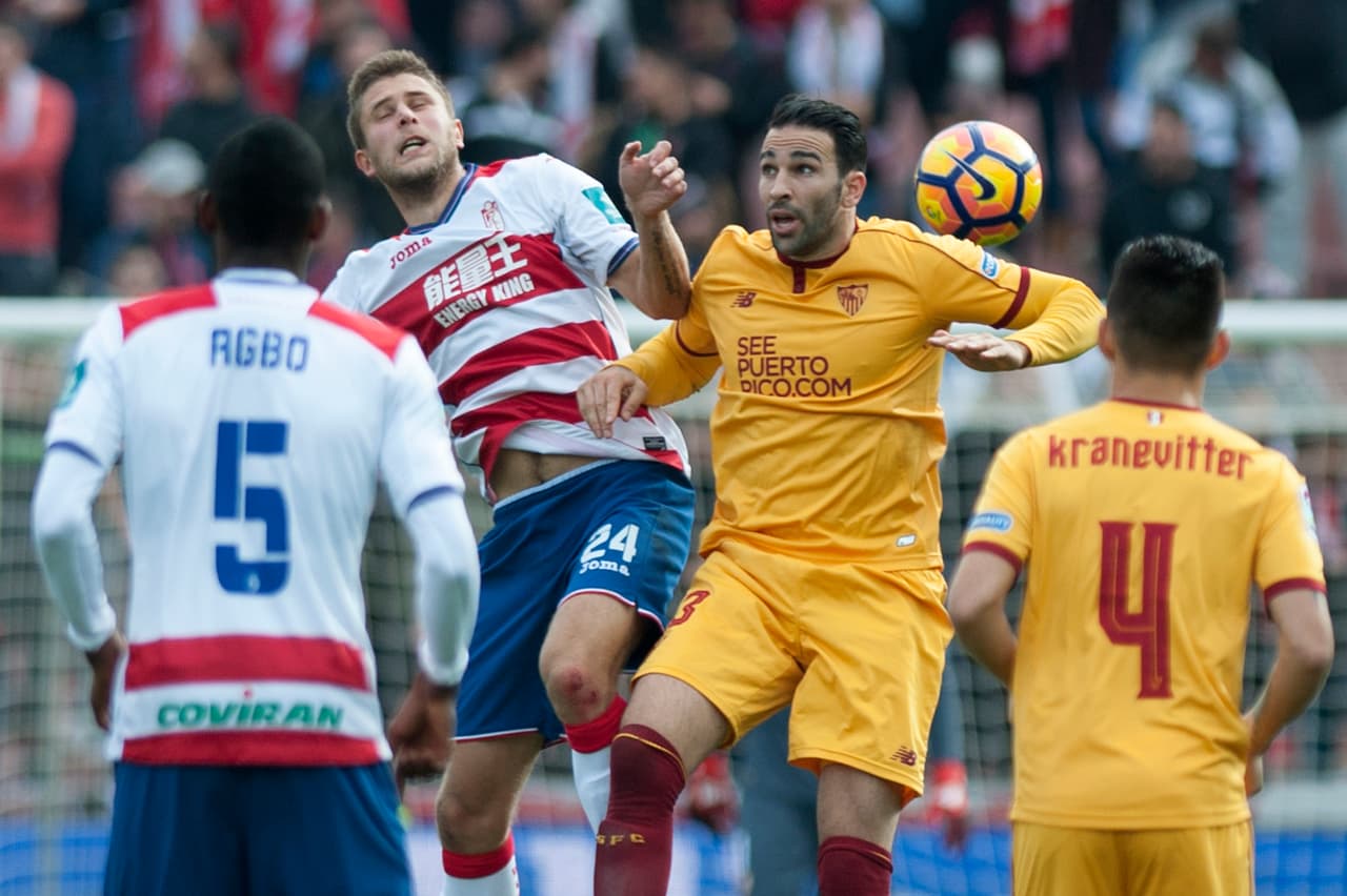 Los dos conjuntos comenzaron muy activos y el encuentro tuvo mucho ritmo en sus primeros minutos. El Granada pudo marcar nada más comenzar el duelo con una ocasión del francés Jeremie Boga, que obligó a emplearse a fondo a Sergio Rico.