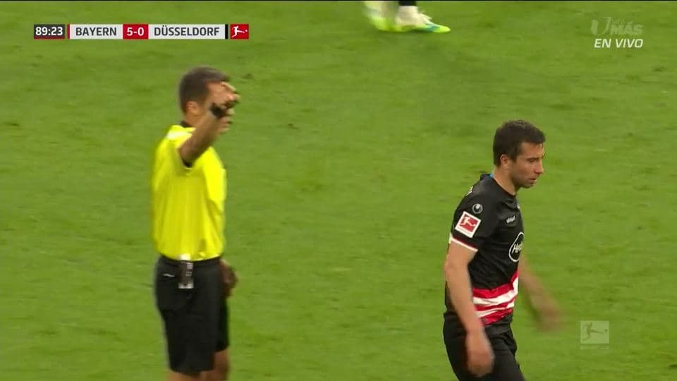 Tarjeta amarilla. El árbitro amonesta a Markus Suttner de Fortuna Düsseldorf