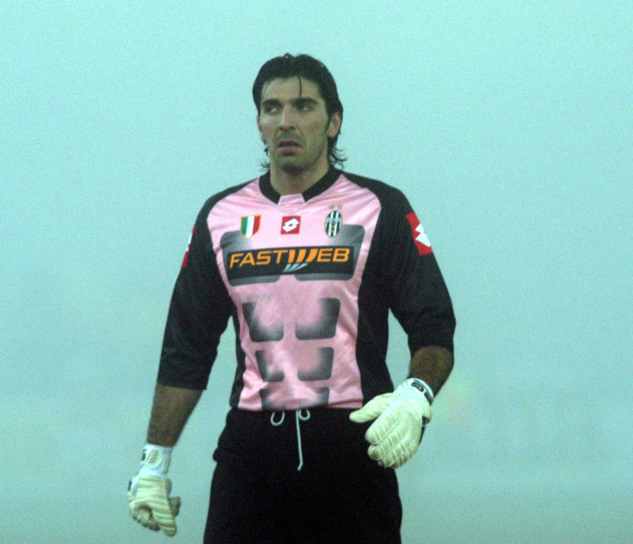 Por 54 millones de euros Gianluigi Buffon fue adquirido por la 'Vecchia Signora'. En su primer año con el equipo de Turín, tapó en 45 partidos, recibió 36 goles y logró el 'Scudetto', su primero como profesional.