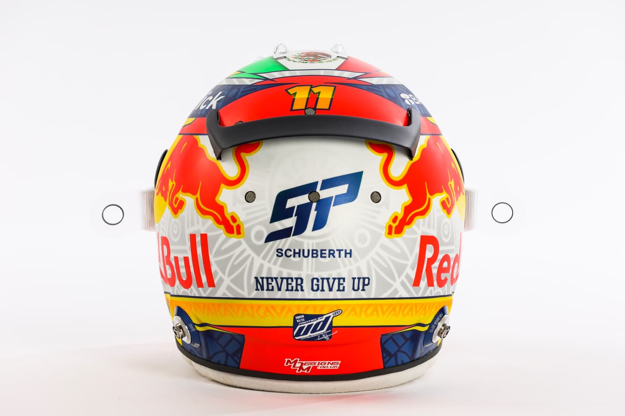 El piloto mexicano Sergio 'Checo' Pérez modelo su nuevo casco, noticia que tardó segundos en darle la vuelta al mundo entero.