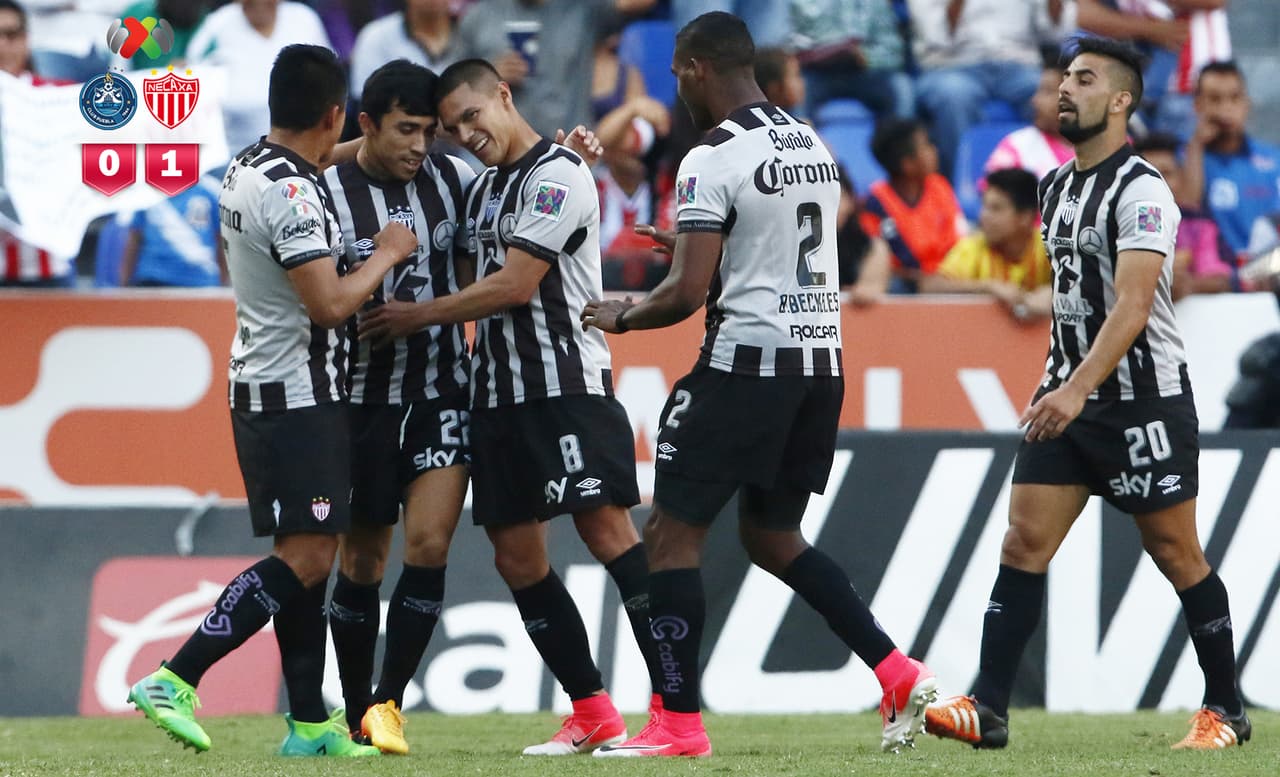 Necaxa festeja el gol ante Puebla.