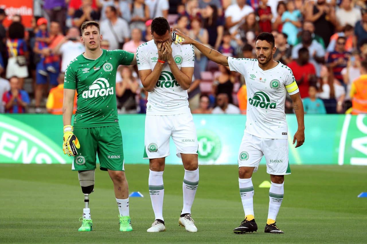 Sólo tres futbolistas sobrevivieron: Alan Ruschel, Jakson Ragnan Follmann y Helio Hermito Nieto. Los tres saltaron al césped y recibieron la ovación más sentida por parte de todos los aficionados y de la plantilla azulgrana.
