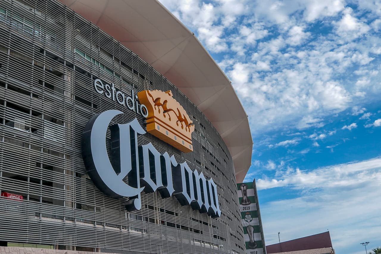 Aunque al comenzar el juego las tribunas tenían muchos claros, según fueron pasando los minutos los fanáticos laguneros pusieron un buen ambiente en este juego internacional que los tiene practicamente en la siguiente fase.