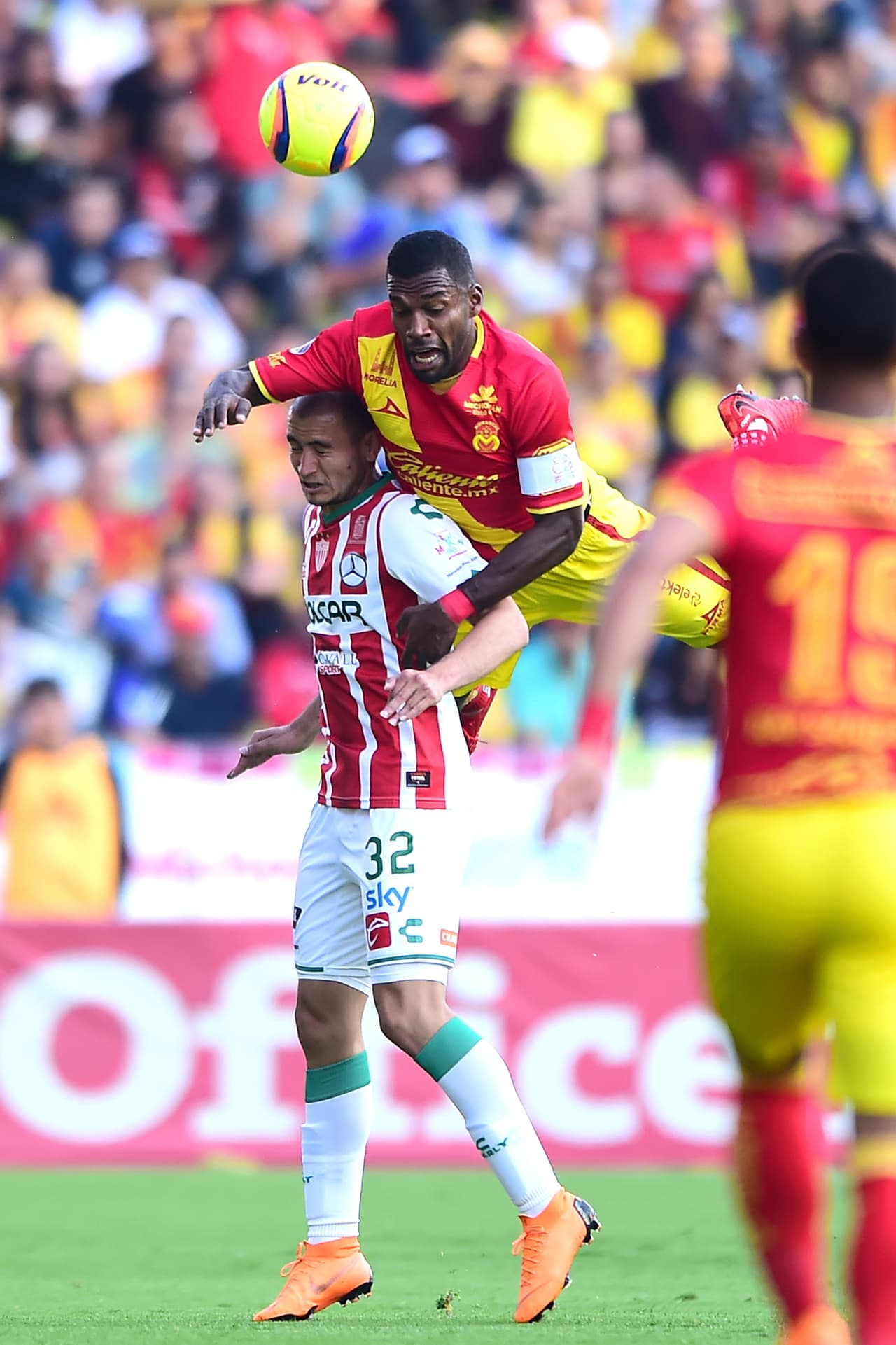 Los primeros 45 minutos estuvieron marcados por una gran disputa en el medio campo. Ambos equipos llegaron a territorio rival con peligro.