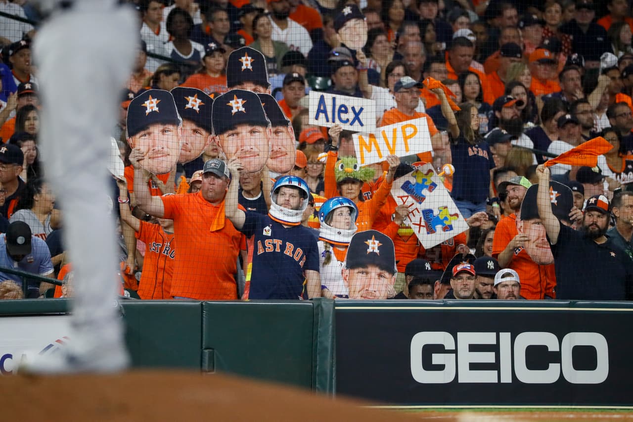 Carlos Correa conectó un jonrón en la décima primera entrada para superar 3-2 a los Yankees. El partido duró cerca de 5 horas y acabó con victoria para los Astros.