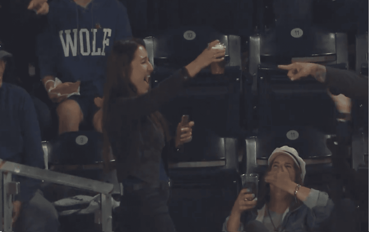 Fanática atrapa un foul con un vaso de cerveza y su reacción se hace viral 