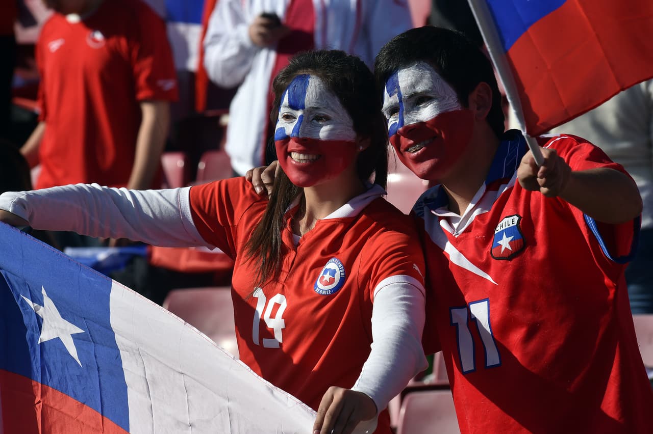 La afición chilena se tiñó de rojo para hacer vibrar a sus jugadores e inspirarlos a levantar la Copa y conquistar la cima del continente por primera ocasión en su historia.