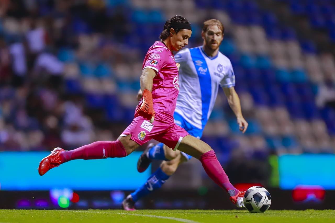 A los 3 minutos, el 'Fideo' Álvarez se perdía la primera oportunidad de gol al rematar solo y perdonar el arco de Toño Rodríguez.