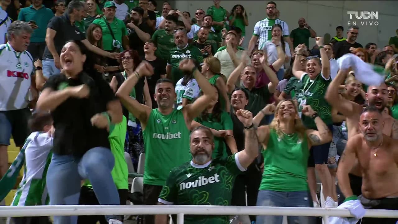 ¡TIRO ATAJADO! disparo por Borja Iglesias.