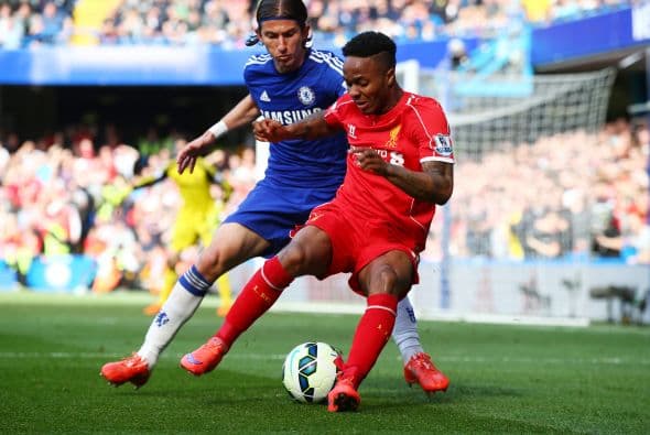 Con el paso de los minutos los rojos comenzaron a tener mayores llegadas y más tiempo el balón.