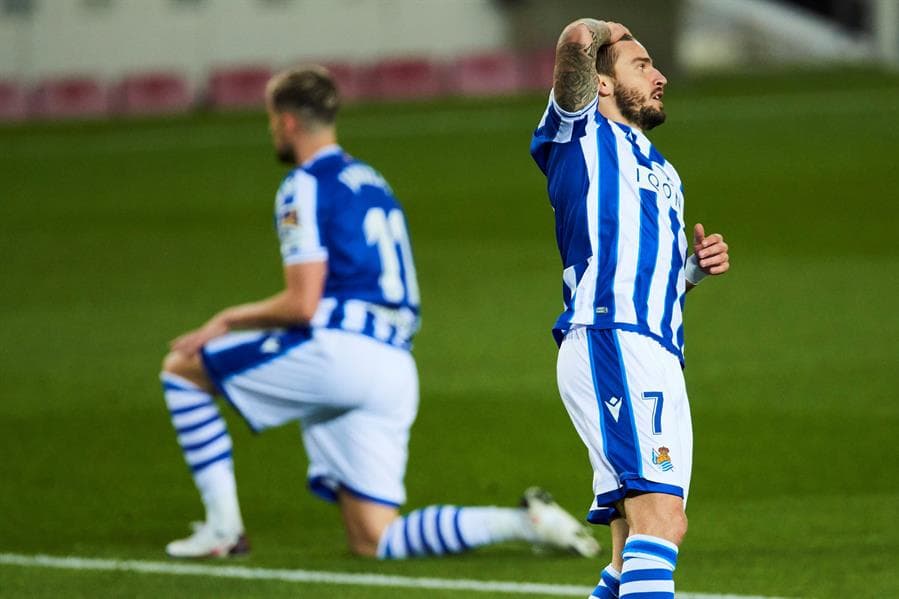 Barcelona supera a la Real Sociedad 2-1.Willian José se encargaba de poner arriba a su equipo al minuto 27, pero Jordi Alba igualaba las cosas al 31. Quien anotó el gol de la victoria, fue Frenkie de Jong al 73 y suman tres puntos.