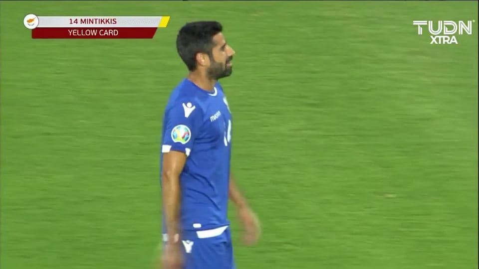 Tarjeta amarilla. El árbitro amonesta a Constantinos Mintikkis de Cyprus