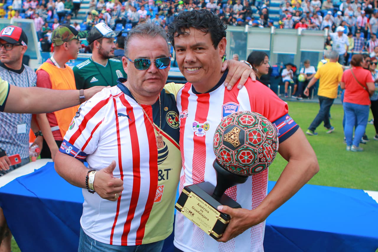 Las leyendas de América y Chivas recibieron el afecto de los fanáticos después del juego en el Estadio Azul.