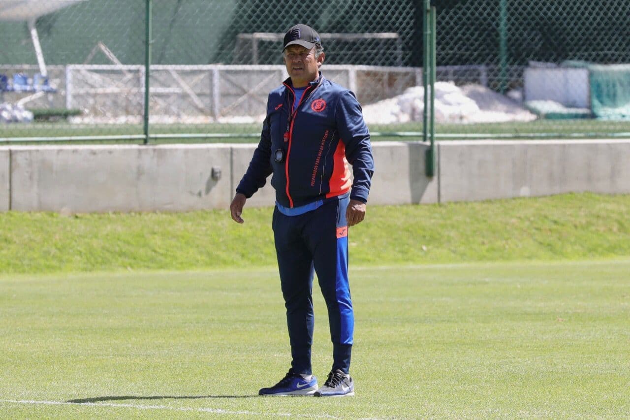 Juan Reynoso, inconforme con los cambios en la directiva de Cruz Azul