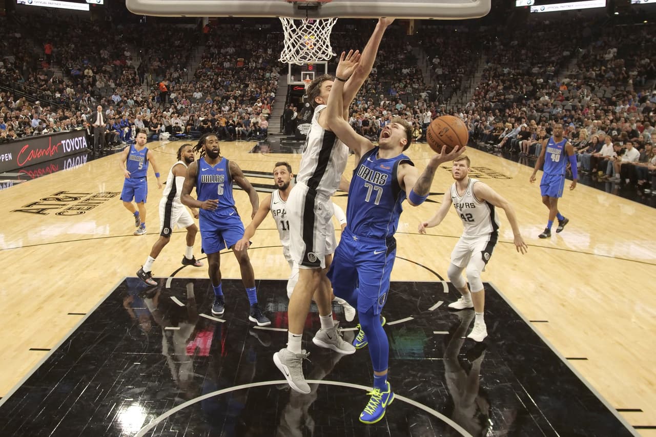 <b>Dallas 103-108 San Antonio</b>. En duelo que se fue a OT, los Spurs (4-2) con gran noche de DeMar DeRozan (34 puntos) superaron a unos aguerridos Mavs (2-5) en sólida actuación de Luka Doncic (31 pts).