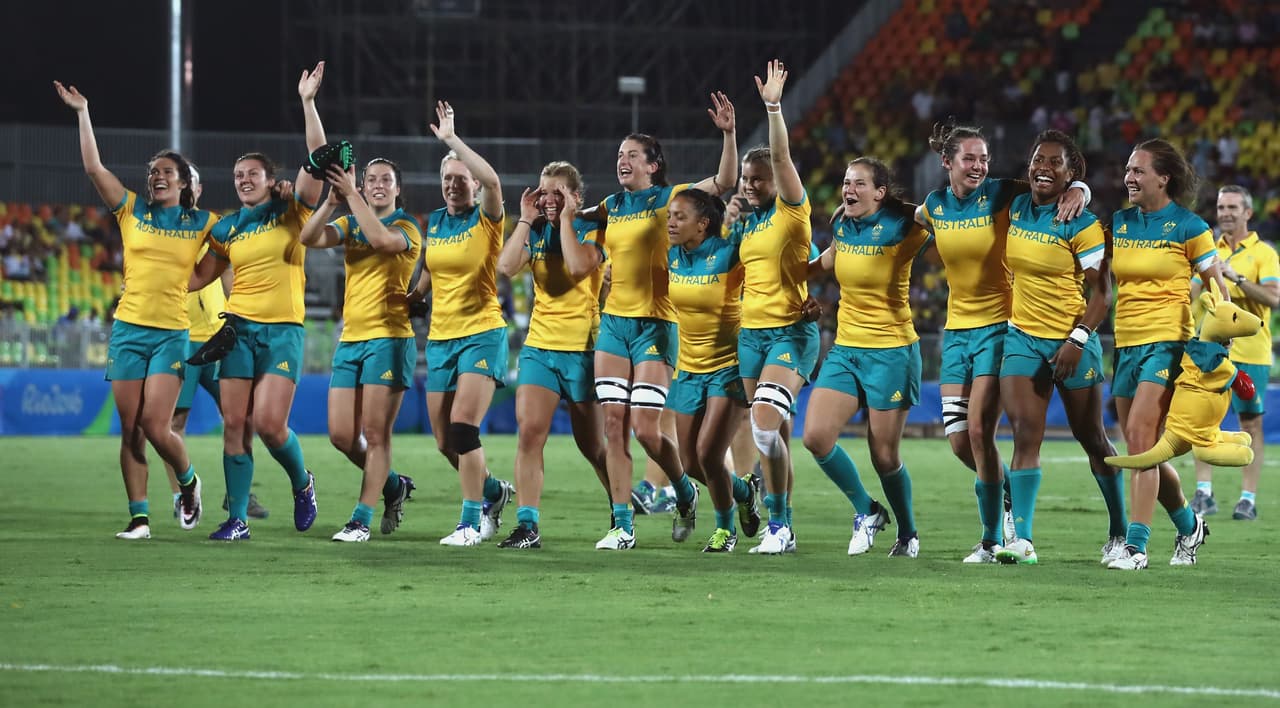 El equipo australiano de rugby celebra la victoria en la final del torneo femenino.