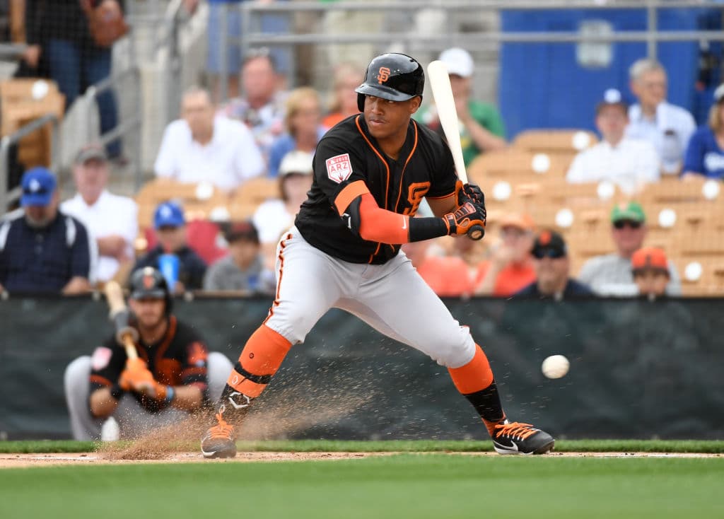 Para un bateador, los instintos y la vista son lo más importante. Aquí aparece un paciente y selectivo Yangervis Solarte de los San Francisco Giants quien deja pasar este lanzamiento que salpica tierra en el duelo de hoy ante los Los Angeles Dodgers en Glendale, Arizona.