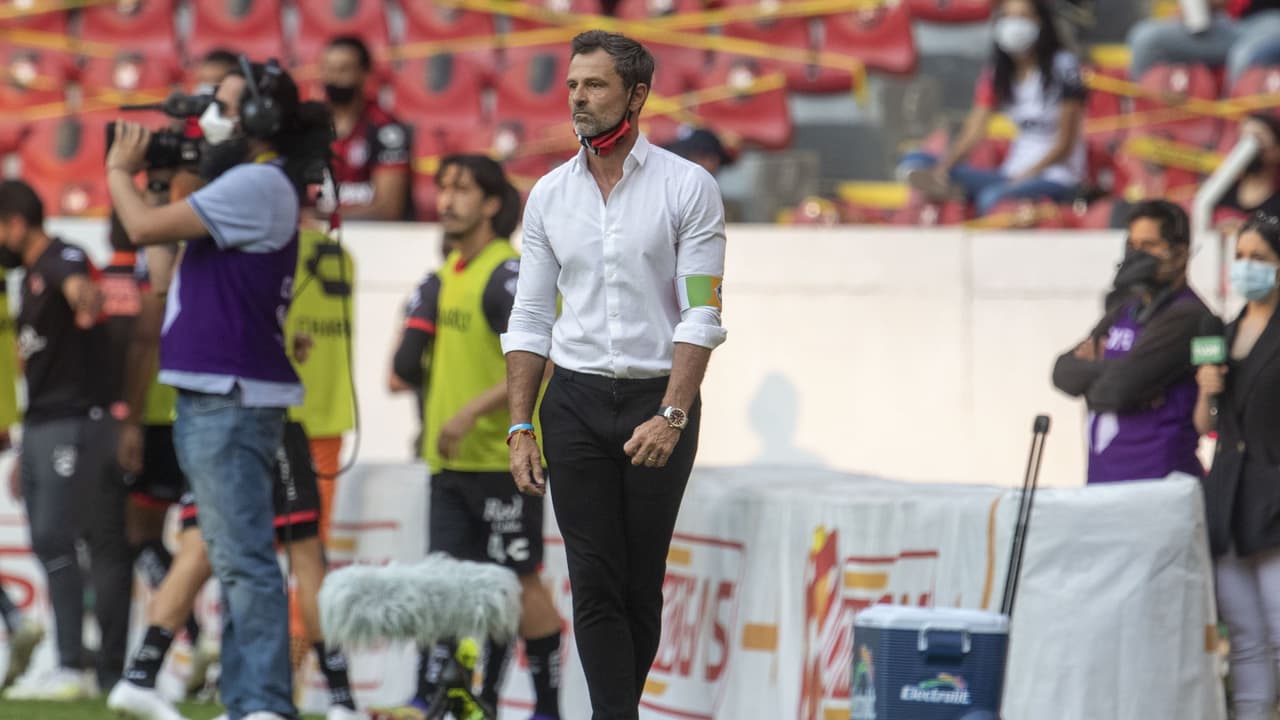 Cocca le pide a Atlas tener los pies en la tierra