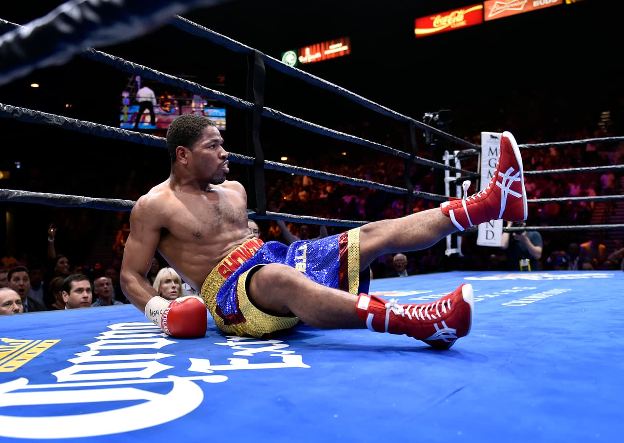 Un descuido en el último round hizo que Porter visitará la lona gracias a un buen gancho de izquierda de Broner.