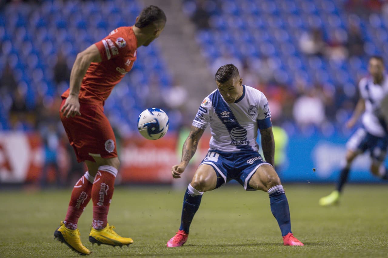 Con goles de Ángel Zaldívar y Christian Tabó, Puebla gana y se queda con los tres puntos en casa.