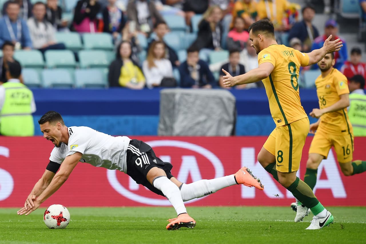 Las imprudencias de la defensa australiana le hicieron pagar caro, no solo para que Alemania se acercara sino para provocar un penalti al minuto 44 del primer tiempo.