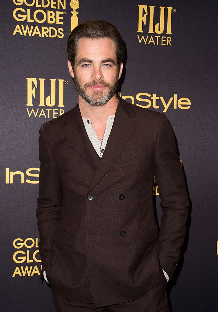 Su mundo se verá roto cuando tropieza con dos extraños en el bosque.
<br>