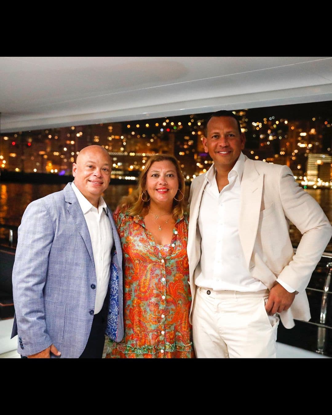 Primero, Rodriguez comió junto con su familia en el Bagatelle de St. Tropez.