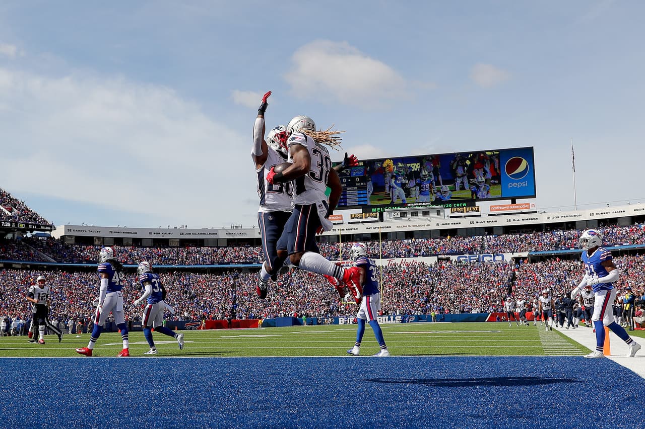 Ganó el premio como jugador ofensivo de la semana de la AFC después de convertirse en el segundo quarterback novato en la historia de la NFL en lanzar tres pases para anotación y correr para dos.