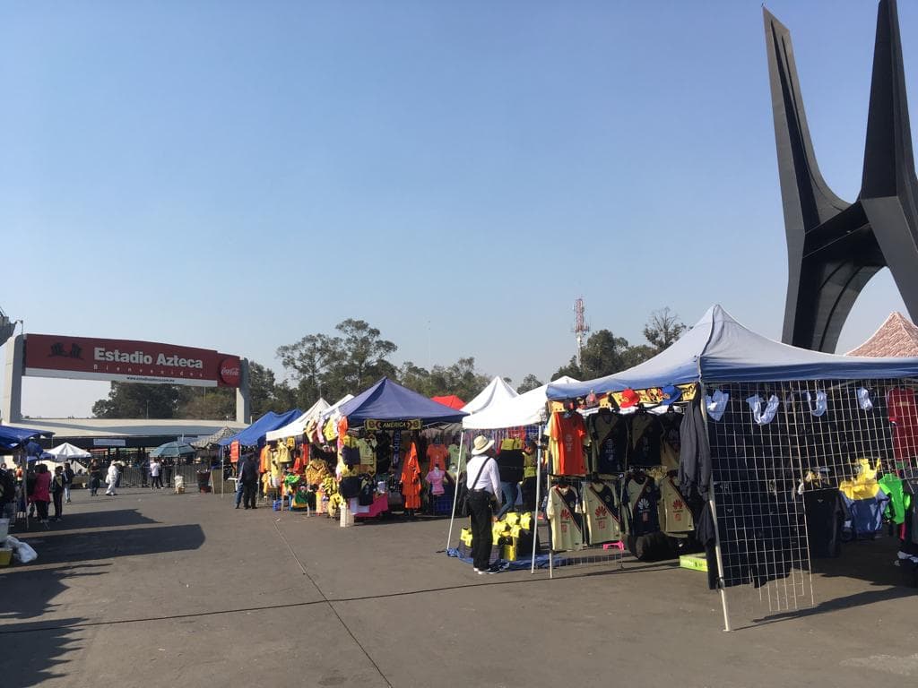 Muchos artículos a la venta en una jornada de fútbol en el Estadio Azteca.