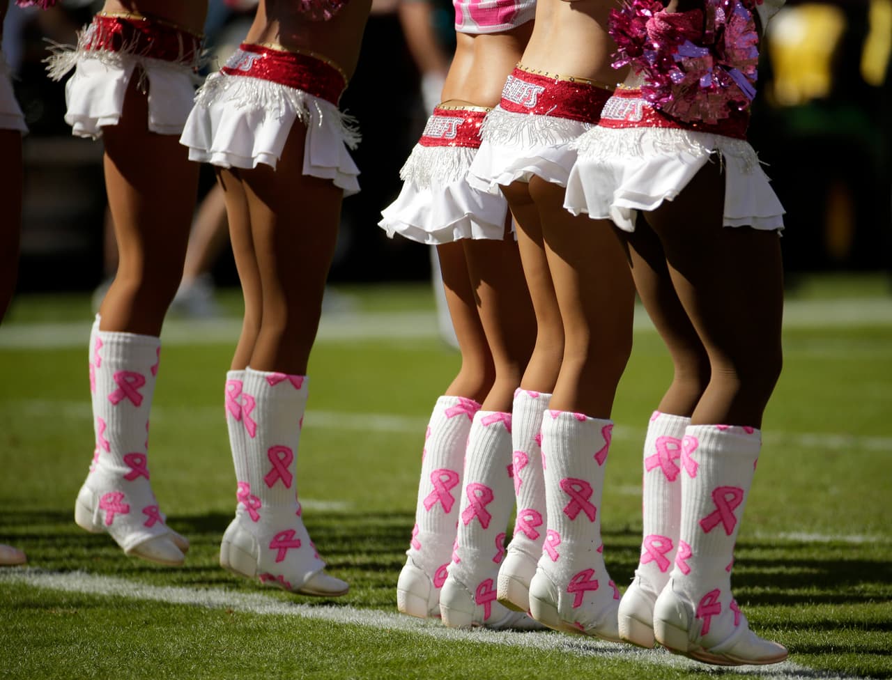 De los ocho equipos de la NFL en la Ronda de Comodines, Bengals, Texans, Chiefs, Vikings, Redskins y Seahawks tienen porristas y NFL.com/Español te regala un collage con las mejores imágenes de todas ellas. ¡Disfrútalo!