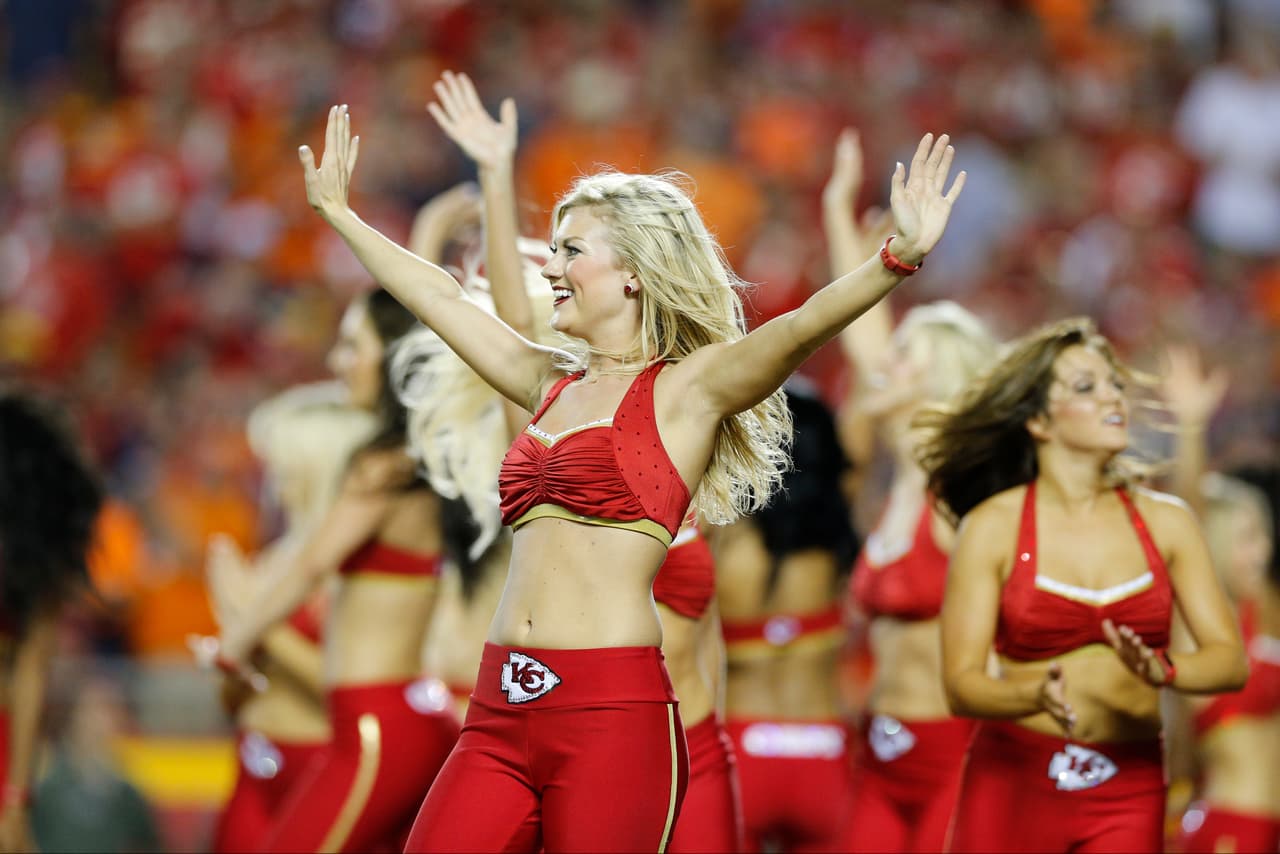 De los ocho equipos de la NFL en la Ronda de Comodines, Bengals, Texans, Chiefs, Vikings, Redskins y Seahawks tienen porristas y NFL.com/Español te regala un collage con las mejores imágenes de todas ellas. ¡Disfrútalo!