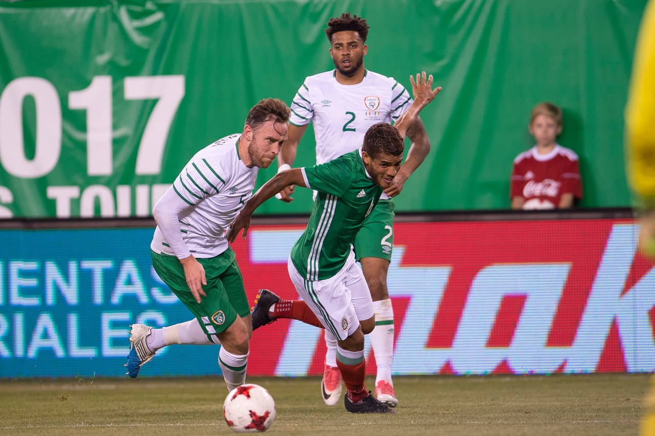 Tras el gol, el dominio mexicano se hizo más evidente. La presión por las bandas ahogó a los defensores irlandeses.