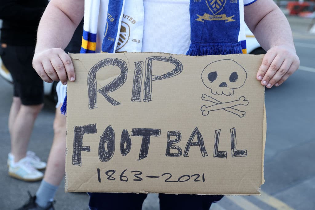 "RIP Football 1863-2021" escribió un fanático de Leeds.